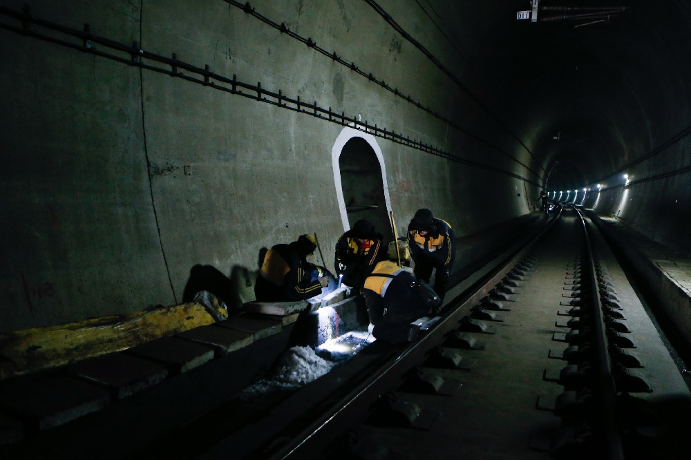 鄢陵铁路运营隧道病害现状